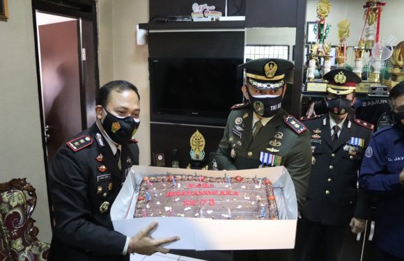 Komandan Kodim 1609/Buleleng  Dan Komandan Yonif Raider 900/SBW Datangi Polres Buleleng Menuju Ruang Kapolres Buleleng.