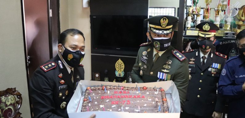 Komandan Kodim 1609/Buleleng  Dan Komandan Yonif Raider 900/SBW Datangi Polres Buleleng Menuju Ruang Kapolres Buleleng.