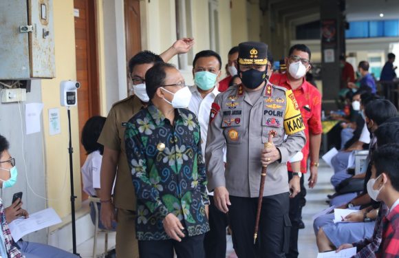 Kapolda Bali Pantau Proses Pelaksanaan Vaksinasi Covid 19 Anak Usia 12 – 17 Tahun di SMAN 4 Denpasar.