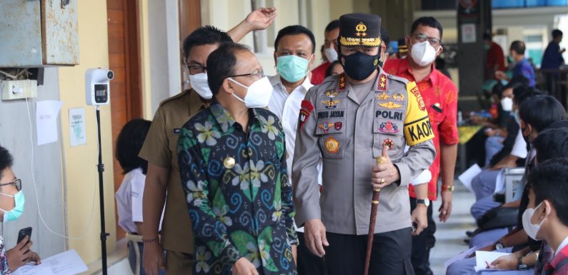 Kapolda Bali Pantau Proses Pelaksanaan Vaksinasi Covid 19 Anak Usia 12 – 17 Tahun di SMAN 4 Denpasar.
