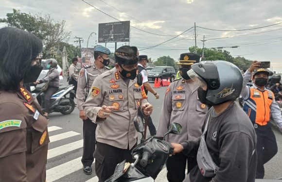 Pemeriksaan Pos Penyekatan PPKM Darurat Biaung Denpasar Timur.