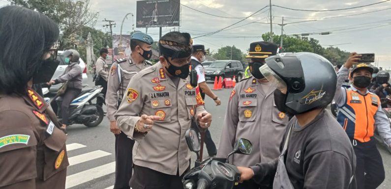 Pemeriksaan Pos Penyekatan PPKM Darurat Biaung Denpasar Timur.