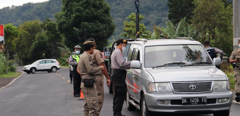 Pemeriksaan Kendaraan di Pos Sekat Pancasari Sebanyak 250 Kendaraan diperiksa dan 31 Kendaraan Diputar Balik.