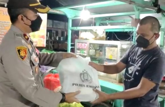 Ringankan Beban Di Tengah PPKM Darurat, Polres Jembrana Bagikan Sembako Ke Pedagang Pasar Senggol Negara