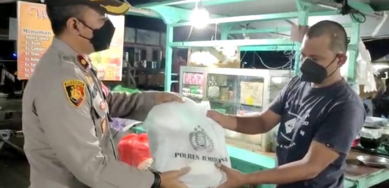 Ringankan Beban Di Tengah PPKM Darurat, Polres Jembrana Bagikan Sembako Ke Pedagang Pasar Senggol Negara