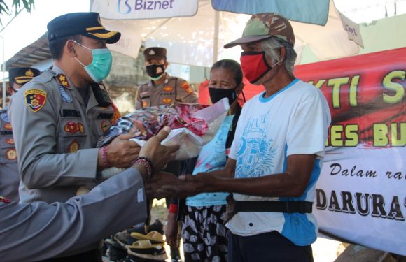 Seorang Nenek Terima Uluran Tali Kasih dari Polres Buleleng