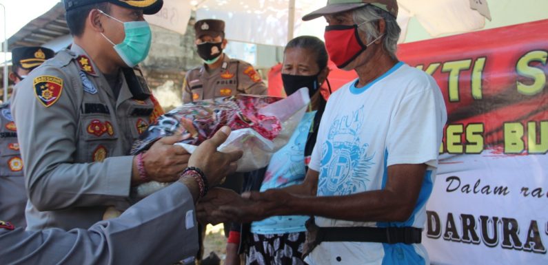 Seorang Nenek Terima Uluran Tali Kasih dari Polres Buleleng