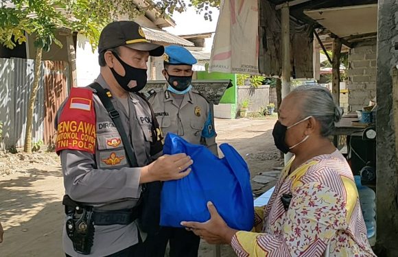 Kapolsek Kuta Selatan  Bagikan Sembako Kepada Pedagang Kaki Lima.