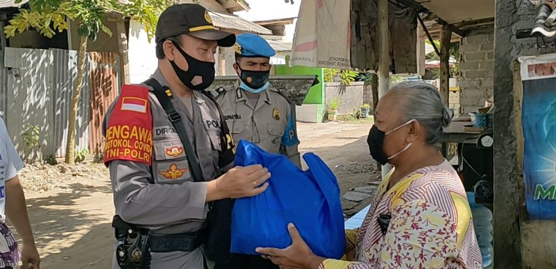 Kapolsek Kuta Selatan  Bagikan Sembako Kepada Pedagang Kaki Lima.