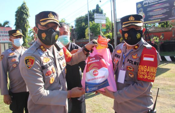Polres Buleleng Salurkan 5 Ton Beras Polri  Untuk Masyarakat Yang Tidak Mampu Dan Terdampak Covid 19.
