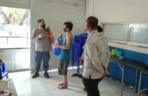 Kapolsek Benoa Sambangi Warung Dan Sampaikan Bantuan Sembako Dari Kapolri