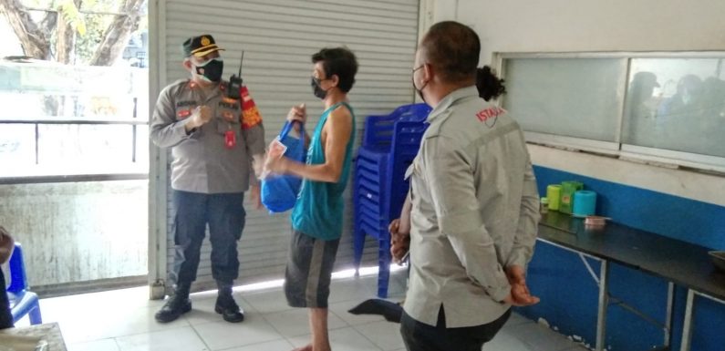 Kapolsek Benoa Sambangi Warung Dan Sampaikan Bantuan Sembako Dari Kapolri