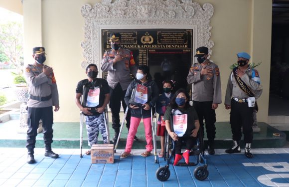 Warga penyandang Disabilitas mendapat bantuan Sembako setelah di vaksin.