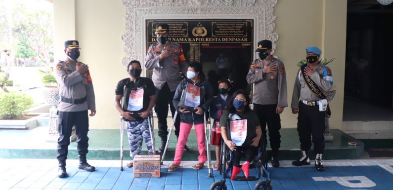 Warga penyandang Disabilitas mendapat bantuan Sembako setelah di vaksin.