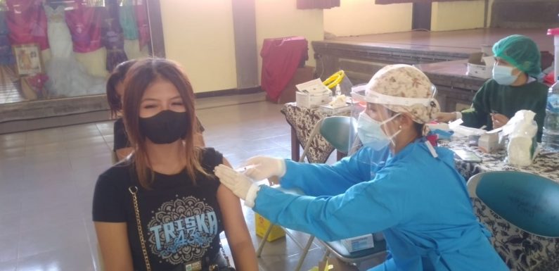 Menghadapi PTM, SMK  Negeri 3 Denpasar Gelar Vaksinasi Siswa.