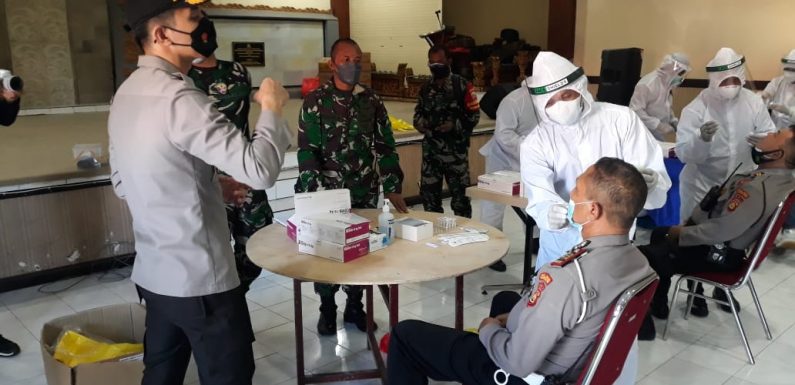 Sebanyak 255 Personel Polres Buleleng Melakukan Swab Antigen.