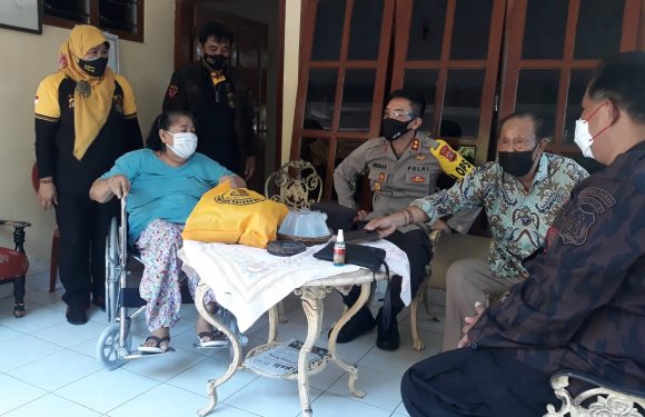 Kapolres Buleleng Salurkan Bantuan Sembako Dan Kursi Roda Serta Tongkat Keetiak Dari KBPP Polri Bali.