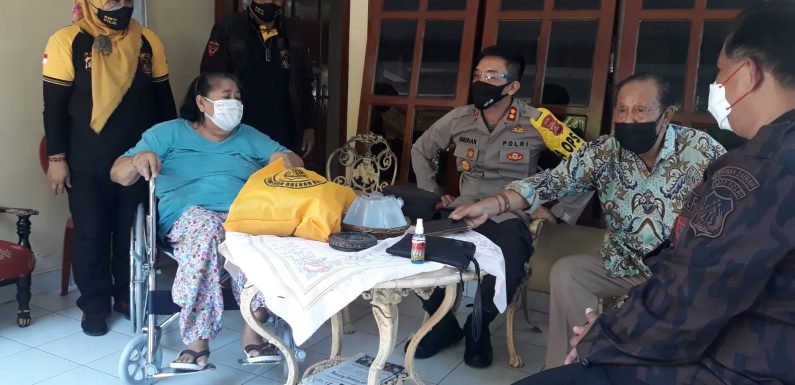 Kapolres Buleleng Salurkan Bantuan Sembako Dan Kursi Roda Serta Tongkat Keetiak Dari KBPP Polri Bali.
