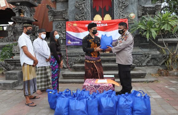 Kapolres Buleleng Menyerahkan Sembako Kepada Karang Taruna Di Desa Pengastulan.