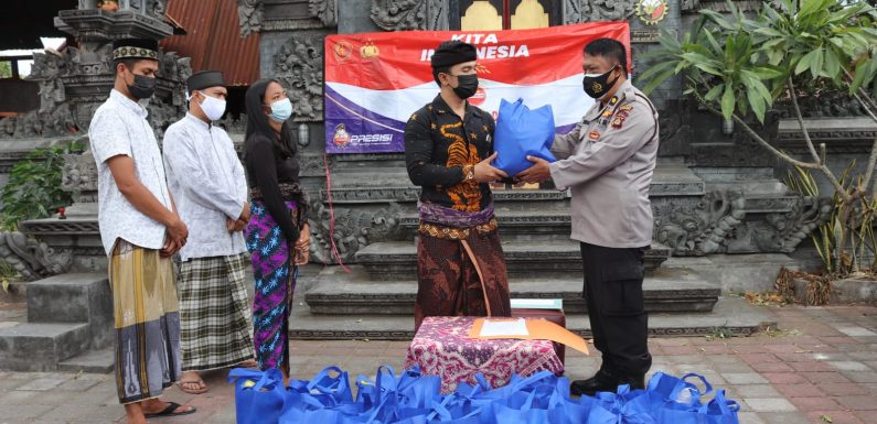 Kapolres Buleleng Menyerahkan Sembako Kepada Karang Taruna Di Desa Pengastulan.