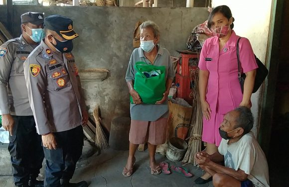 Kapolsek Singaraja Turun Langsung Berikan Bantuan Sosial Berupa Sembako Kepada Lansia Dan Disabilitas.