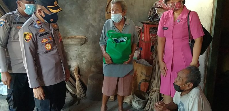 Kapolsek Singaraja Turun Langsung Berikan Bantuan Sosial Berupa Sembako Kepada Lansia Dan Disabilitas.