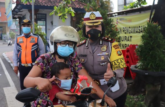 Hari Kedua Ops Patuh Agung  2021, Polresta Denpasar Bagikan Ratusan Masker Gratis