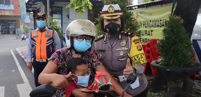 Hari Kedua Ops Patuh Agung  2021, Polresta Denpasar Bagikan Ratusan Masker Gratis