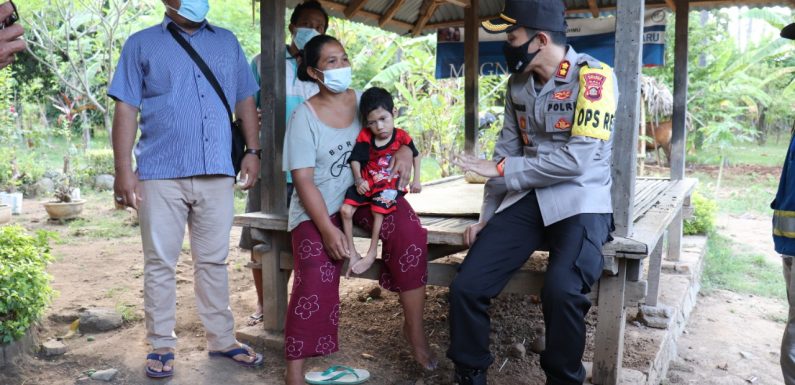 Kapolres Buleleng Beri  Bantuan Sosial Kepada Seorang Anak Yang Lumpuh.