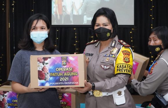 HUT Lantas Ke-66, Sat Lantas Polresta Denpasar Berbagi Helm dan Sembako.