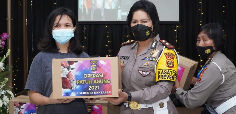 HUT Lantas Ke-66, Sat Lantas Polresta Denpasar Berbagi Helm dan Sembako.