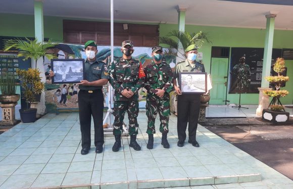 Dandim Tabanan Serahkan Penghargaan Kepada 2 Orang Personel Kodim  Yang Memasuki Purna Tugas.