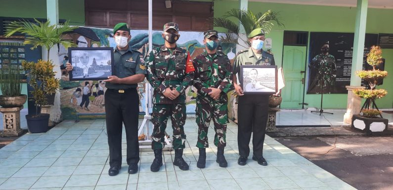 Dandim Tabanan Serahkan Penghargaan Kepada 2 Orang Personel Kodim  Yang Memasuki Purna Tugas.