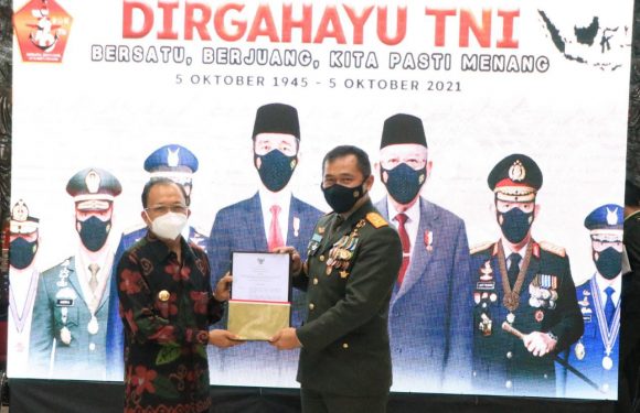 Gubernur  Koster Serahkan Sertifikat Tanah Hibah untuk Perumahan  Prajurit TNI AD