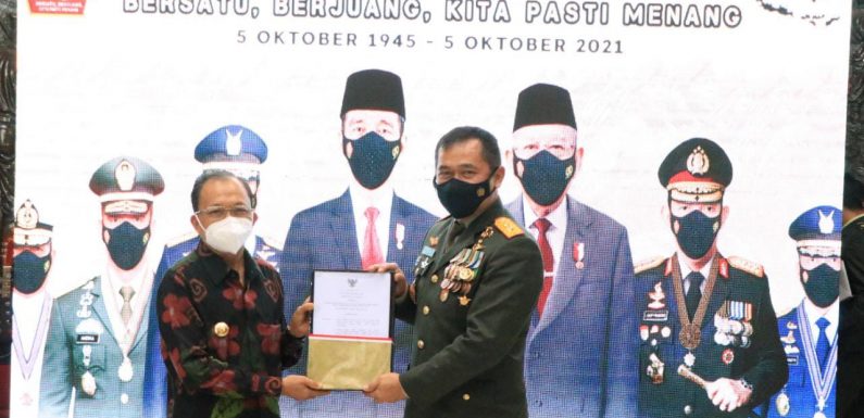 Gubernur  Koster Serahkan Sertifikat Tanah Hibah untuk Perumahan  Prajurit TNI AD