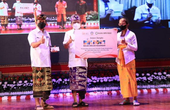 Gubernur Koster Serahkan Beasiwa untuk 1.501 Siswa Berprestasi.