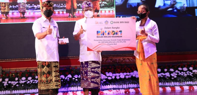Gubernur Koster Serahkan Beasiwa untuk 1.501 Siswa Berprestasi.