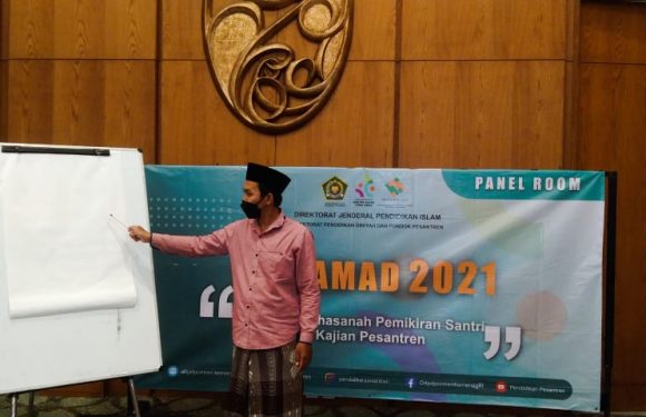 Direktur Kepesantrenan Yayasan Ar-Rasyid menjadi panel speaker dalam Simposium Santri.