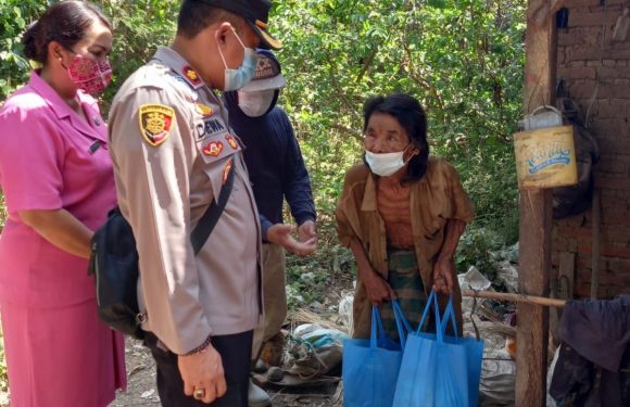 Lansia Sebatangkara Menjadi Perhatian Kapolsek Singaraja.