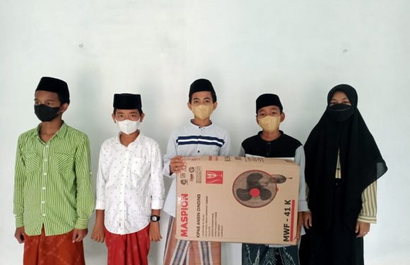 Musholla Ar-Rasyid Dapat Hibah Kipas Angin.