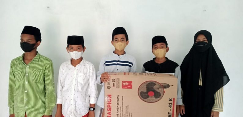 Musholla Ar-Rasyid Dapat Hibah Kipas Angin.
