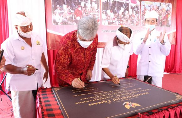 Gubernur Bali, Wayan Koster menandatangani prasasti Redistribusi Tanah untuk masyarakat Sumberklampok melalui program Reforma Agraria.