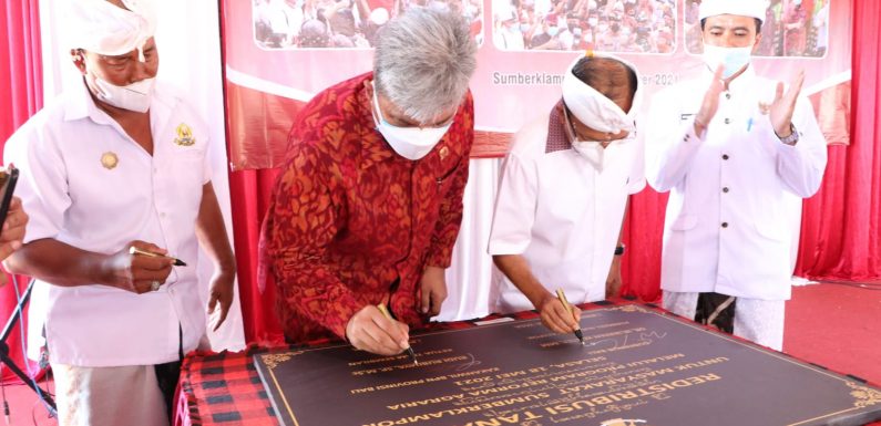 Gubernur Bali, Wayan Koster menandatangani prasasti Redistribusi Tanah untuk masyarakat Sumberklampok melalui program Reforma Agraria.