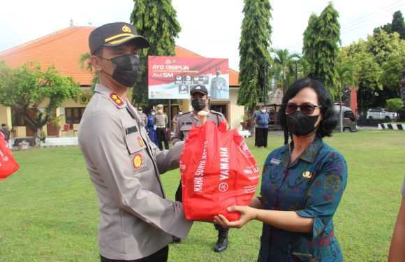 Kapolres Buleleng berikan Vitamin Dan Sembako  Kepada Seluruh Personel.