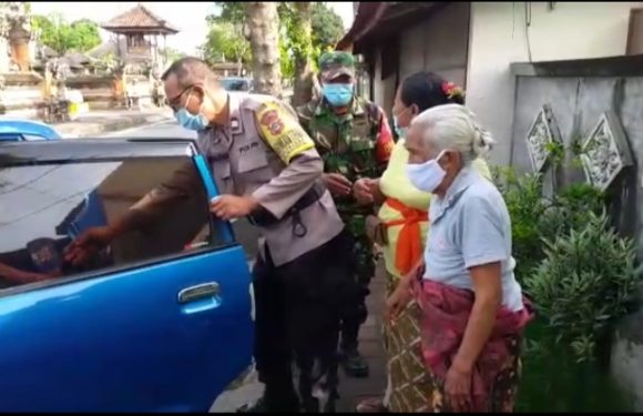 Percepatan Vaksinasi Untuk Para Lansia Babinsa Kodim 1616/Gianyar Jemput Secara Door To Door.