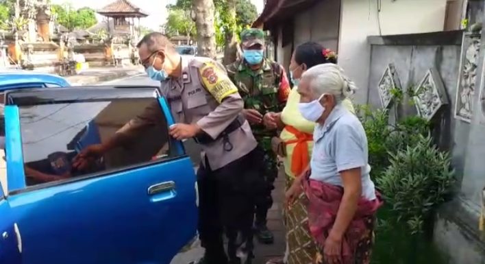 Percepatan Vaksinasi Untuk Para Lansia Babinsa Kodim 1616/Gianyar Jemput Secara Door To Door.