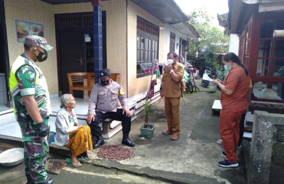 Babinsa Bersama Bhabinkamtibmas dan Nakes Terus mendata warga yang belum Tervaksin.
