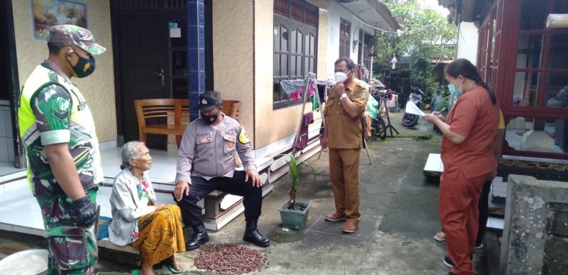 Babinsa Bersama Bhabinkamtibmas dan Nakes Terus mendata warga yang belum Tervaksin.