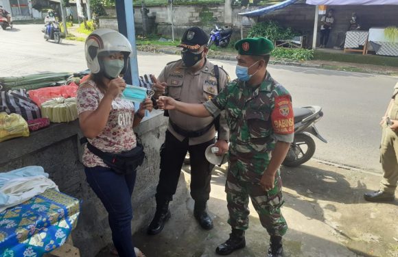 Tim Gabungan Satgas Covid 19 Melaksanakan Pengawasan Kegiatan PPKM Level 2 di Pasar Kengetan Ubud.