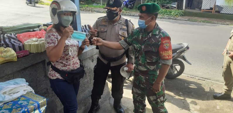Tim Gabungan Satgas Covid 19 Melaksanakan Pengawasan Kegiatan PPKM Level 2 di Pasar Kengetan Ubud.